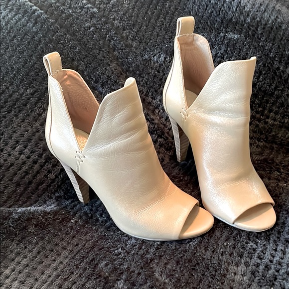 Elegant Cream Peep-Toe Ankle Boots Vince Camuto - Picture 1 of 5